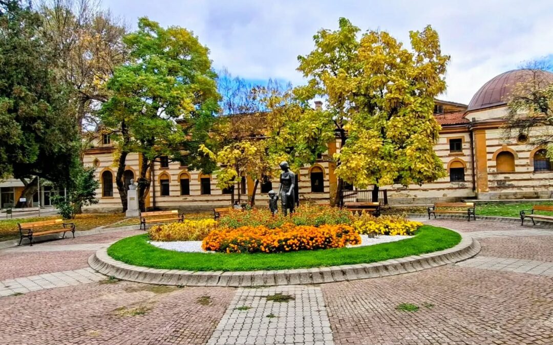 Кюстендил открива „Градината на поетите“ и „Алея на приказките“ в навечерието на Деня на народните будители